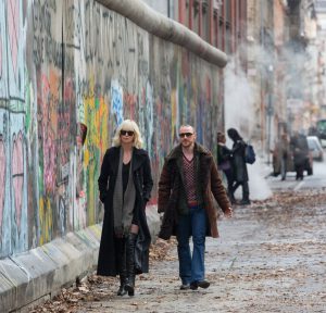 Lorraine Broughton (Charlize Theron) and David Percival (James McAvoy) in Berlin - Atomic Blonde © Focus Features LLC