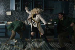 Lorraine Broughton (Charlize Theron) fights off attackers in Berlin - Atomic Blonde © Focus Features LLC