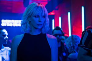 Lorraine Broughton (Charlize Theron) in a Berlin Bar - Atomic Blonde © Focus Features LLC